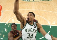 金年会下载-包含密尔沃基雄鹿内部会议纪要流出——集结日防线松动，NBA总决赛使命明确，团队化学反应显著的词条